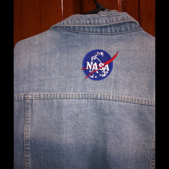 light wash jean jacket with nasa patch 🪐✨ - Picture 7 of 9